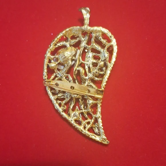 Elegant Gold Leaf Brooch - Picture 2 of 2